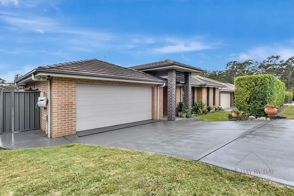 8 Waterside Drive, Fletcher, NSW 2287