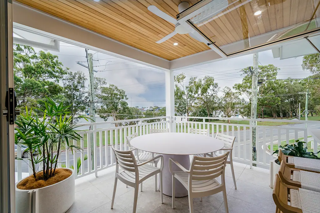 Paradise Point 4chambre Luxurious Coastal Hamptons Living with Designer Finishes, Pool, and Spectacular Harbour Views!