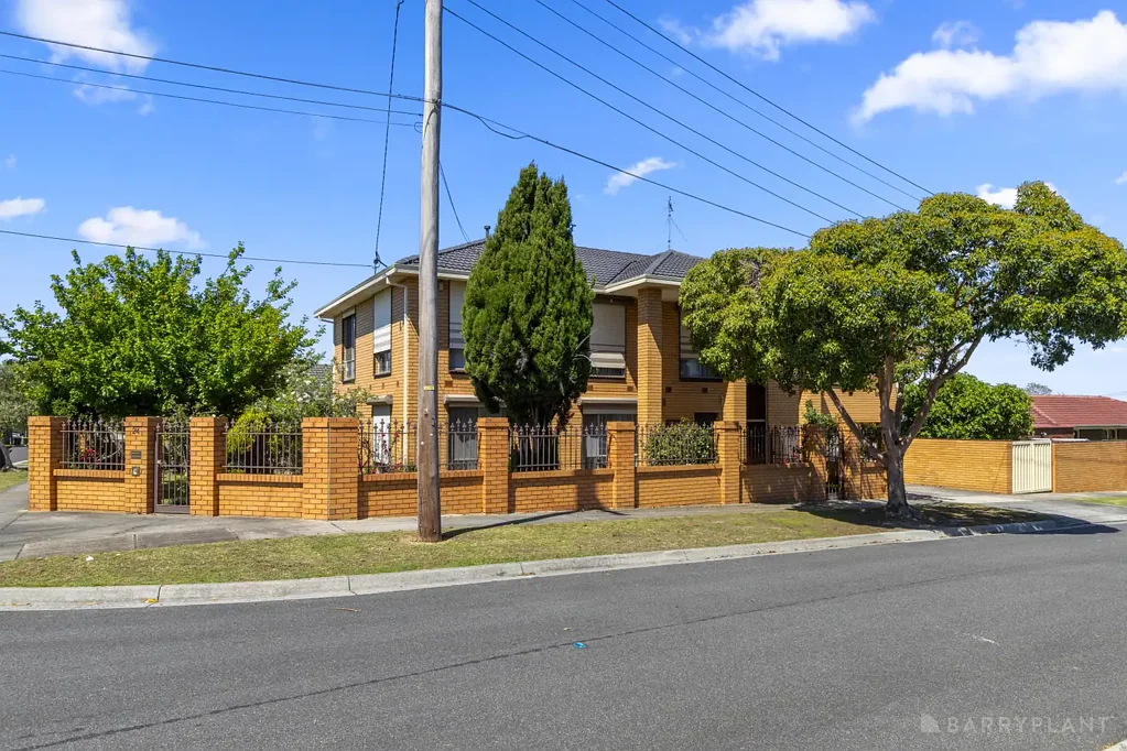 Dandenong North 5Zimmer A RARE OFFERING – ENORMOUS FAMILY FLEXIBILITY ON A CORNER ALLOTMENT