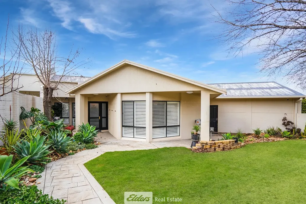 Griffith 3 Bedroom Waugh Street Villa!