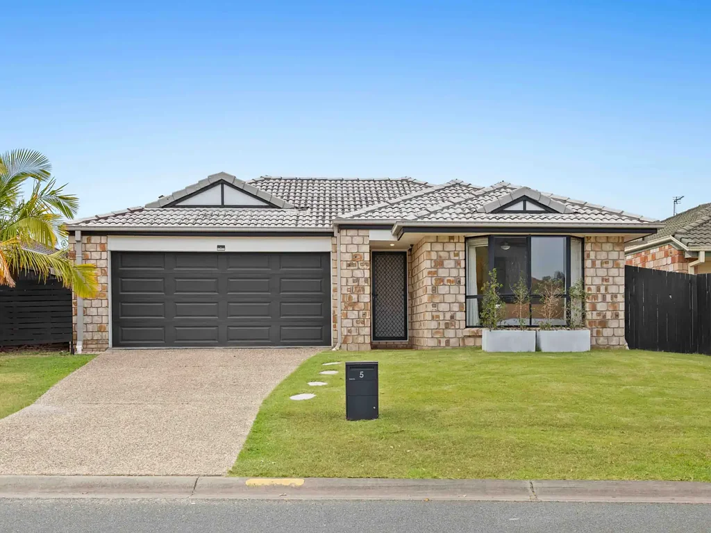 Upper Coomera 3ਬੈੱਡਰੂਮ Immaculate Single-Level Retreat Offering Modern Living and Expansive Outdoor Entertaining