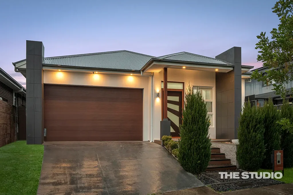 North Kellyville 5 Bedroom Stylish Family Home with Theatre and Alfresco Dining
