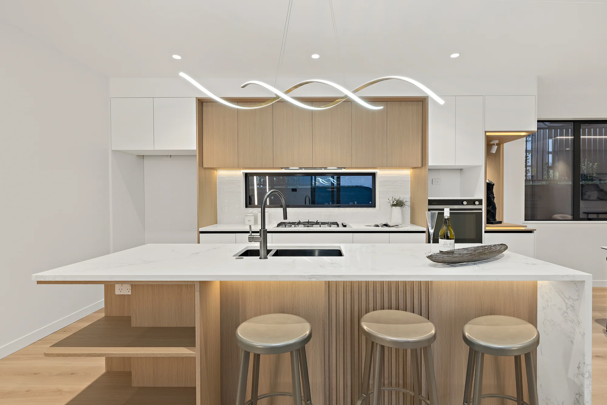 Warkworth 4 Slaapkamer Stylish Modern Living - Vendor Must Sell!
