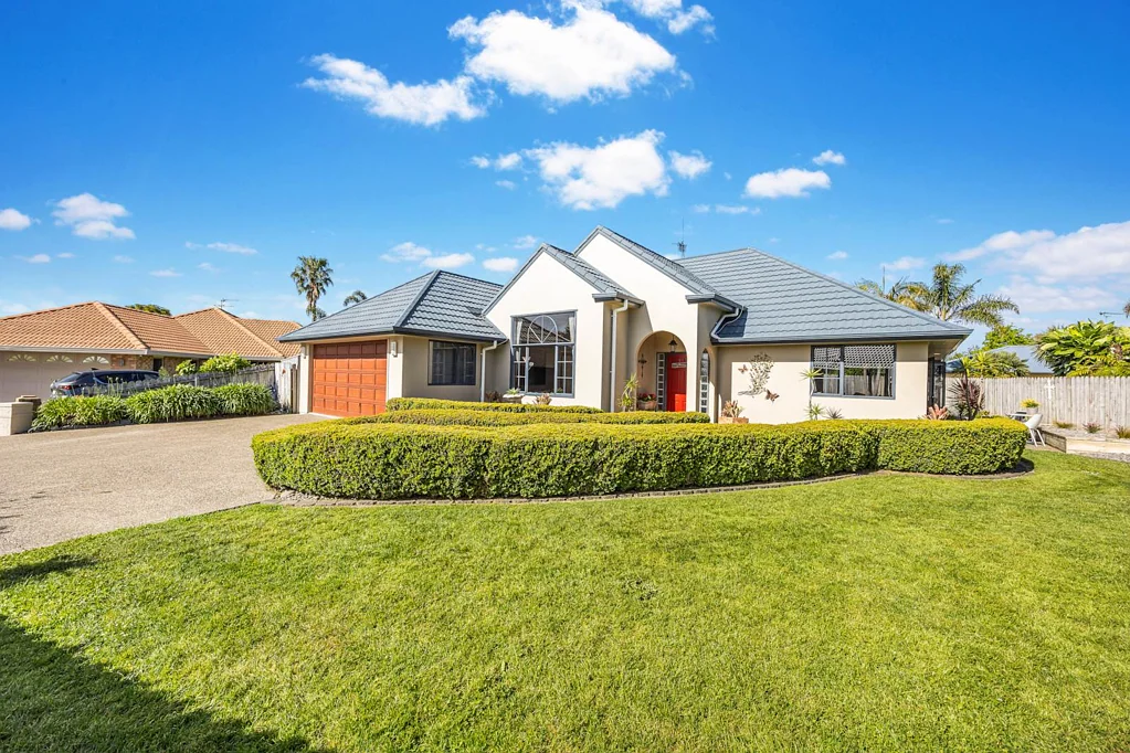 Wattle Downs 5房  Magnificent Renovated Home in Convenient Location!