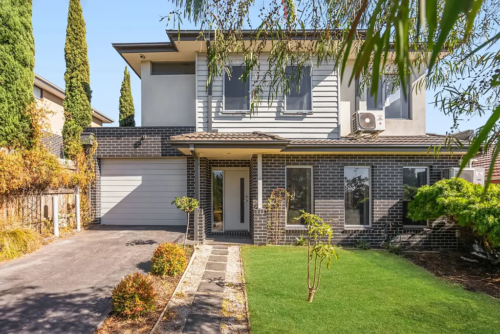 Modern Glenroy Townhouse – Perfect for Small Families!