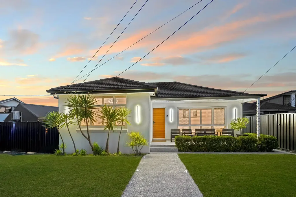 Greenacre 3 Slaapkamer Renovated Brick Home - Quiet Location