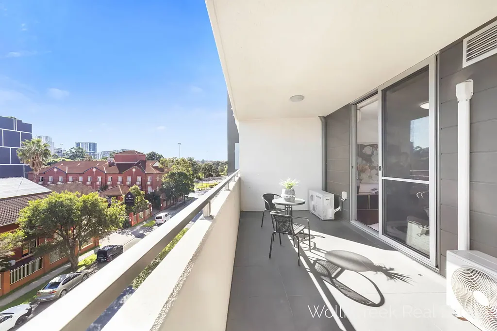Wolli Creek 2房 全新装修两居 便捷Cahill Park 现代厨房电器 开放式起居 安全车位储物 近河畔步道 FRESHLY PAINTED & MOVE-IN READY.
