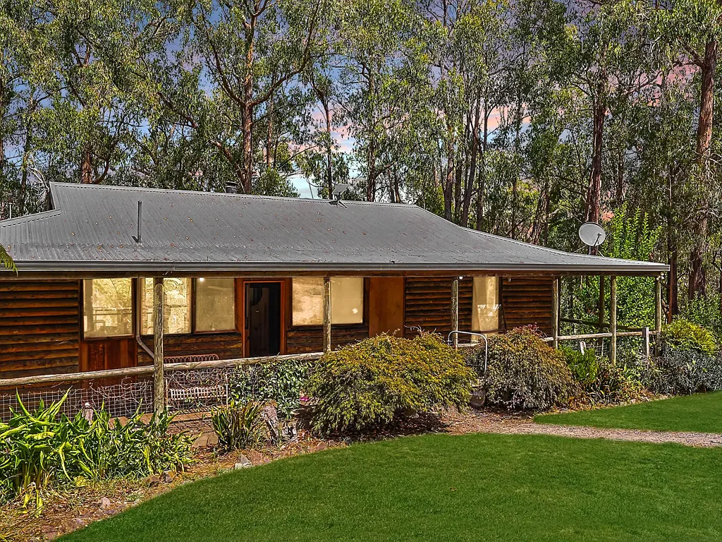 Buln Buln Off-Grid Log Cabin- Privacy, Shedding & Self-Sufficient Living