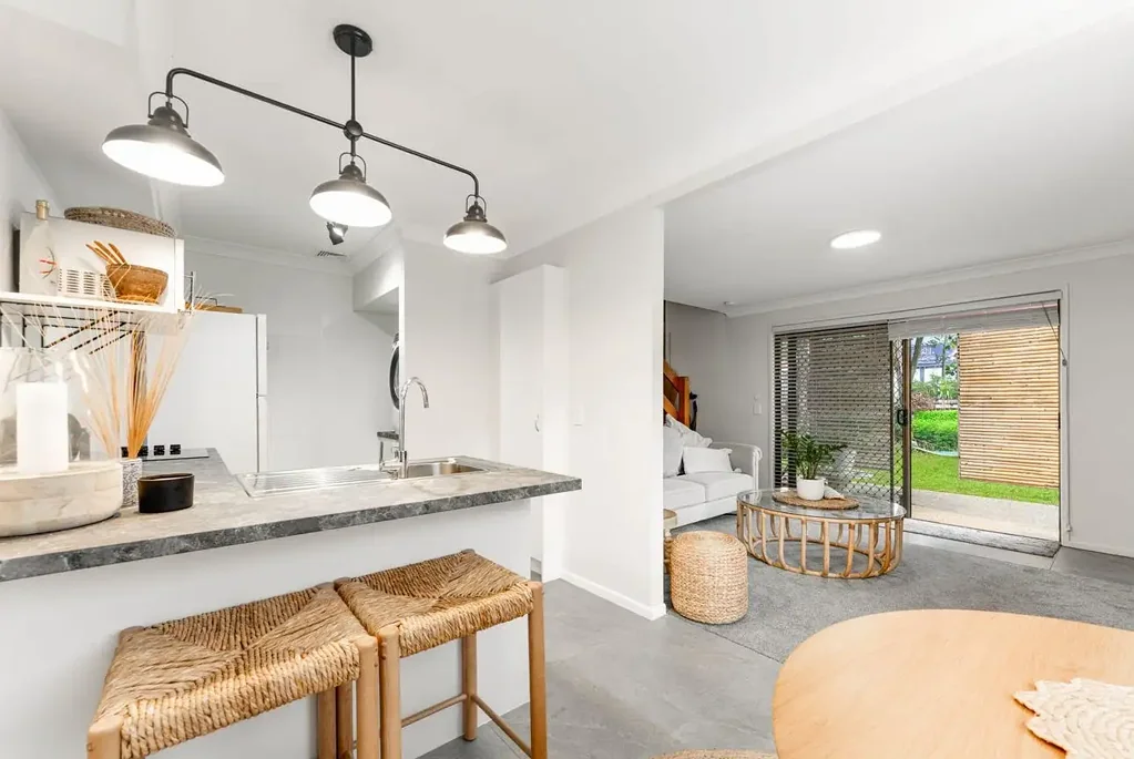 Logan Central 2房 业主急售 - 此房产必须出售！ OWNERS SAY SELL - THIS PROPERTY MUST GO!