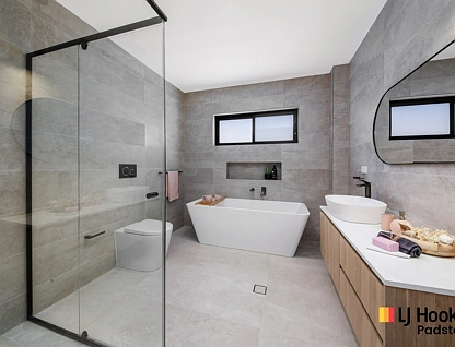 19A Corben Avenue, Moorebank, South Western Suburbs, 5 ਕਮਰੇ, 3 ਬਾਥਰੂਮ, House
