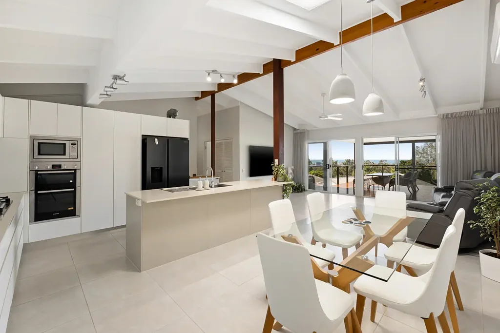 Buderim 4 Bedroom Private Family Retreat with Ocean Outlooks and Entertainer’s Appeal
