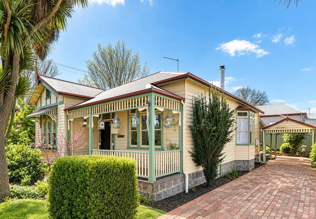 Ballarat Central 3બેડરૂમ Period Charmer with Ample Shedding and Large Allotment