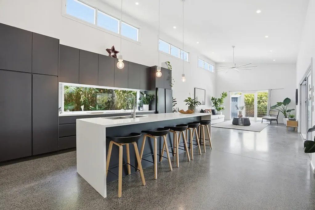 Shelly Beach 5房  Spacious 5-Bedroom Family Home With Pool & Dual Living!