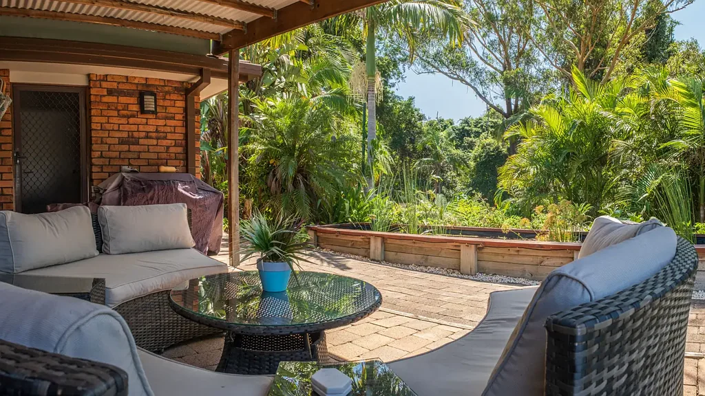 Dunbogan 5 Bedroom Spacious Living, Bush Backdrop, Walk to Beach