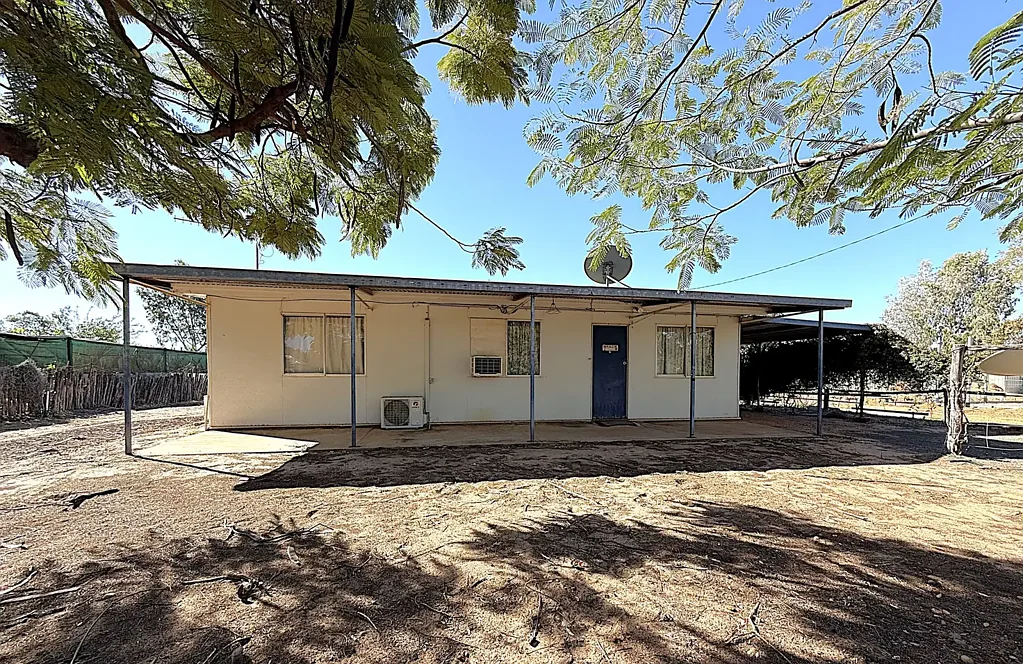 Barcaldine 3 Bedroom Perfect for Personalization on Large 1,180m2 Block