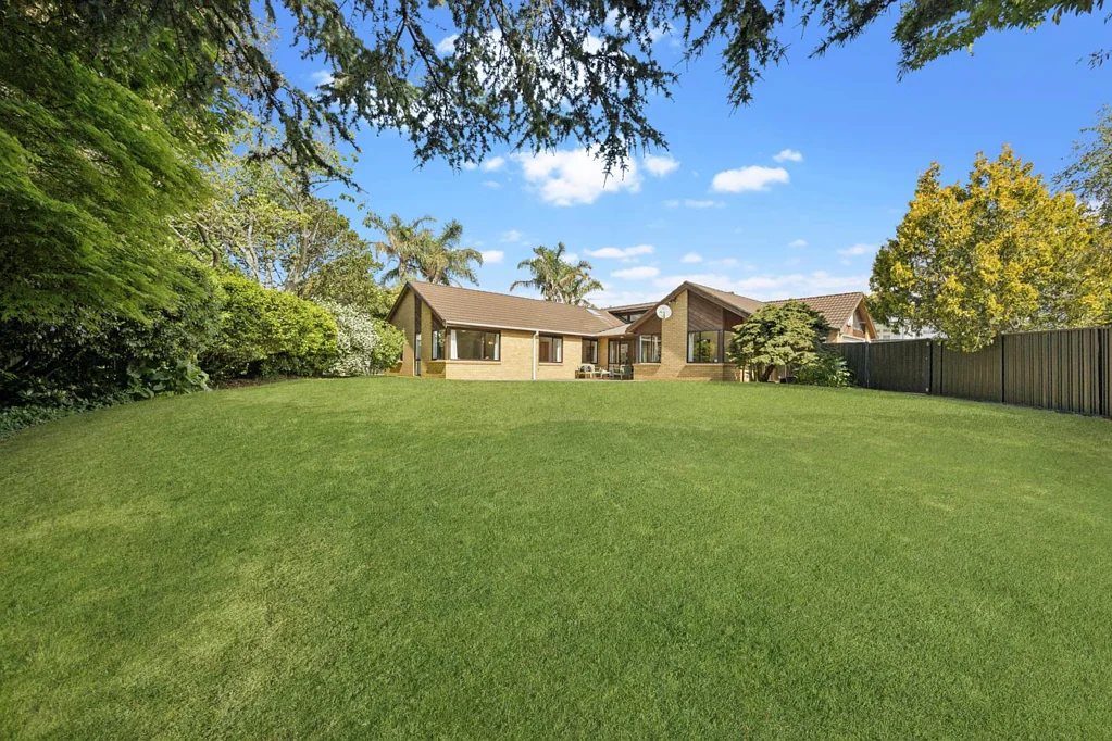 Epsom 5房 核心地段砖瓦美宅！1102㎡平坦大地！内进式双车库+独立车道，双文法校网护航未来！ Commanding Section - Endless Potential