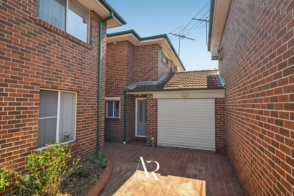 Revesby 3房 全新厨房石材台面 三个宽敞卧室 翻新套间浴室 pergola娱乐区 三个车位空间 高端配置安心 Renovated Townhouse on the Largest Lot in the Complex