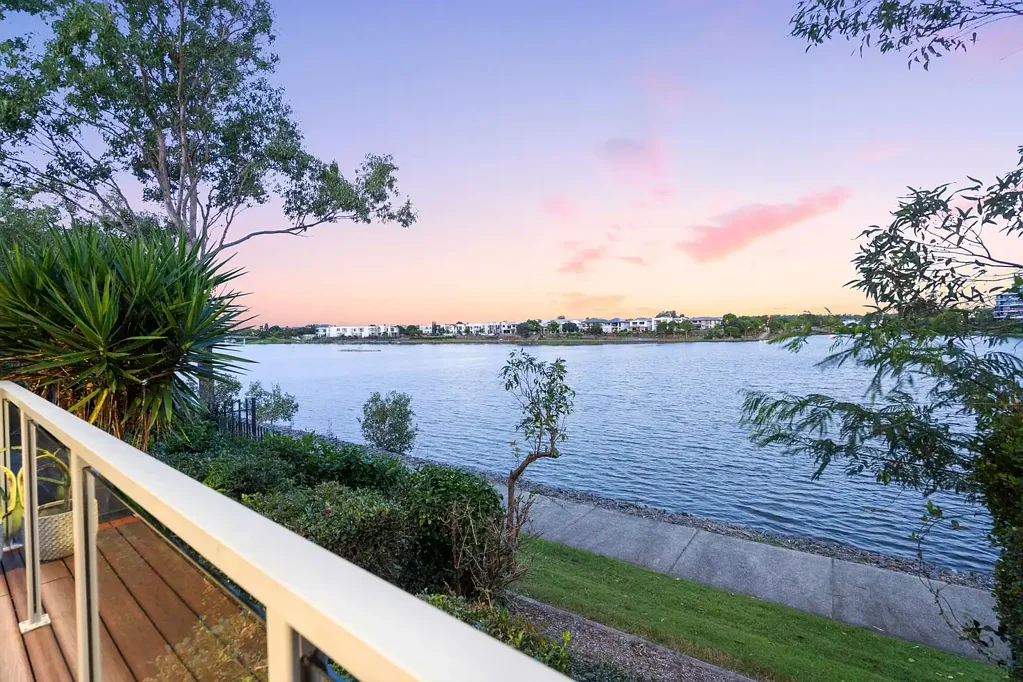 Varsity Lakes 3房  Stunning Lakeview Townhouse in a Prime Location!