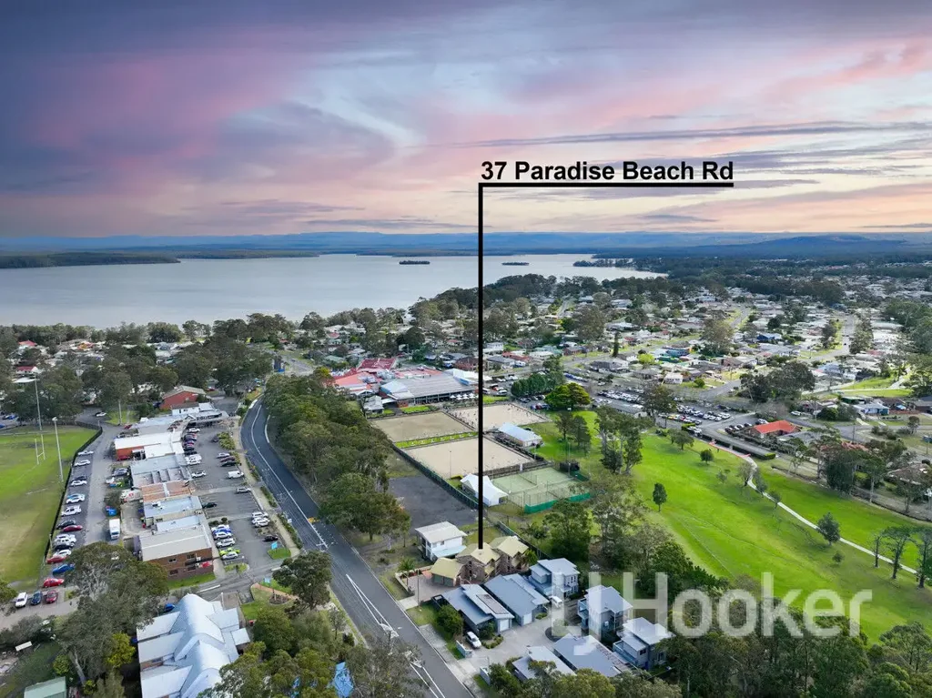 Sanctuary Point 6 Bedroom Rare dual-income opportunity – two 3-bedroom residences on one title, steps from shops, waterfront, and golf course