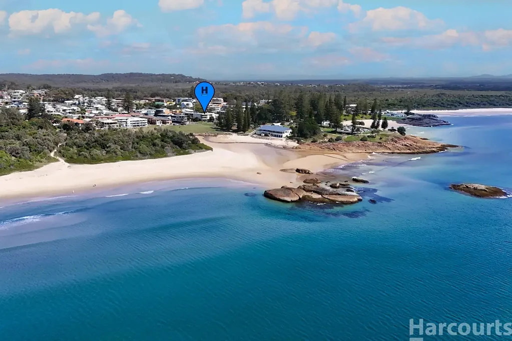 South West Rocks 3房  Ocean-front 3 bedroom, 2 bathroom fully furnished unit with panoramic Trial Bay outlook, sunlit living, covered alfresco and single lock-up.