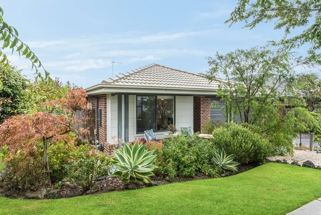 Expansive Living in sought-after Drysdale
