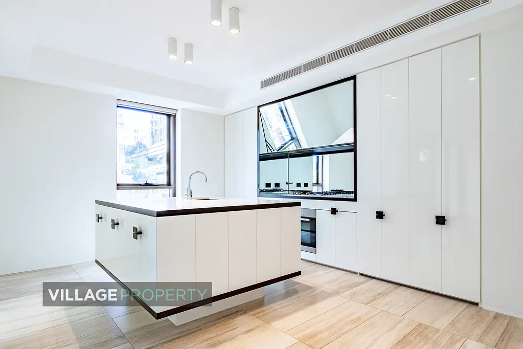 "THE QUAY" STUNNING 2 BEDROOM APARTMENT FOR LEASE WITH PARKING