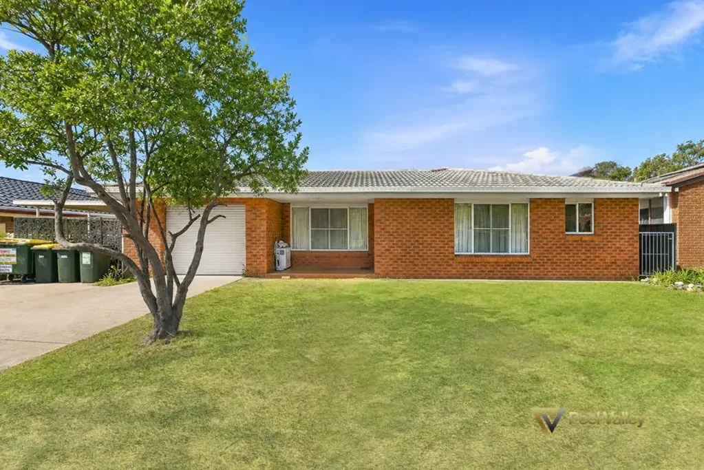 Tamworth 4ਬੈੱਡਰੂਮ A CENTRAL SOUTHERN FAMILY HOME WITH A FRIENDLY PRICE, AND A BIG DEVELOPMENT OPPORTUNITY!