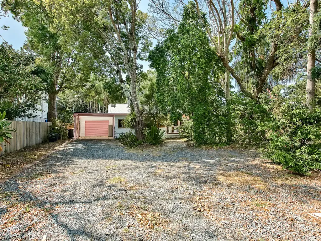 Manly West 3房 稀有土地持有，私密 1,137 平方米地块，横跨两块地，临街面 20 米 Rare Landholding, Private 1,137m2 block on two lots with 20m frontage