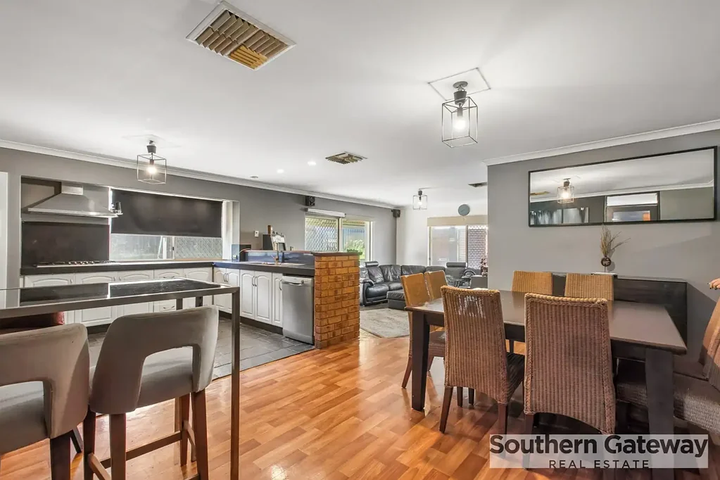 Parmelia 4 Slaapkamer SPACIOUS FAMILY HOME WITH POOL, ENTERTAINING & SECURE PARKING