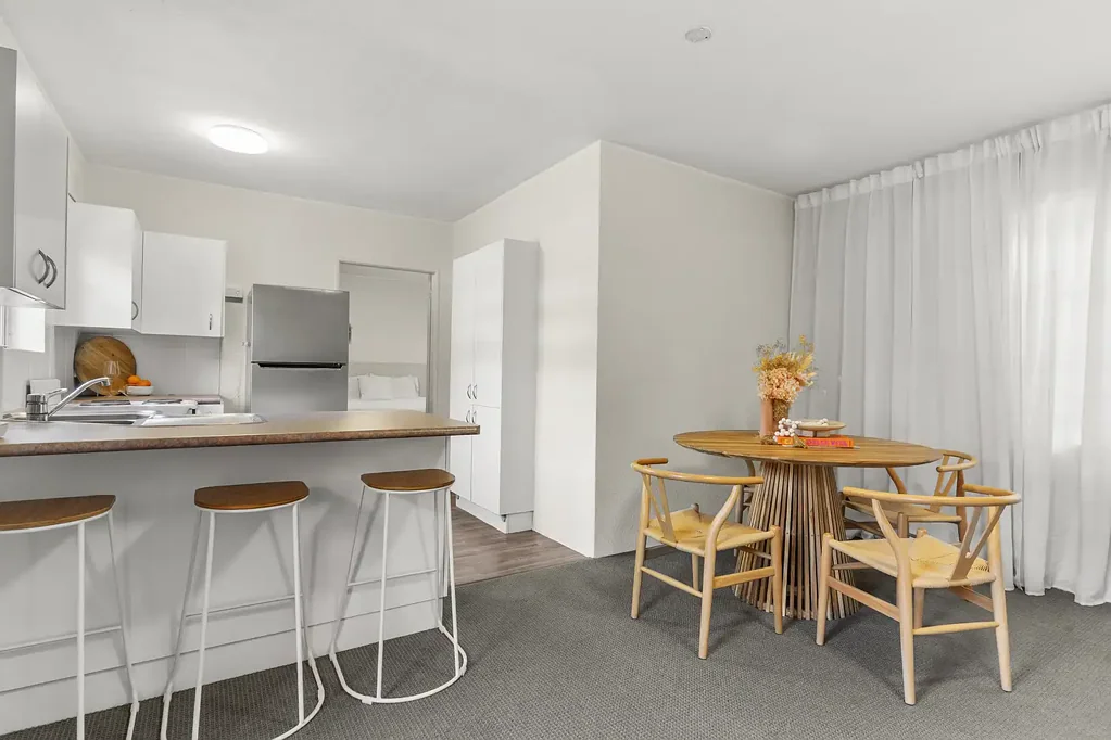 Caringbah 1房 采光充足、高架底层公寓 Light-Filled, Elevated Ground Floor Apartment