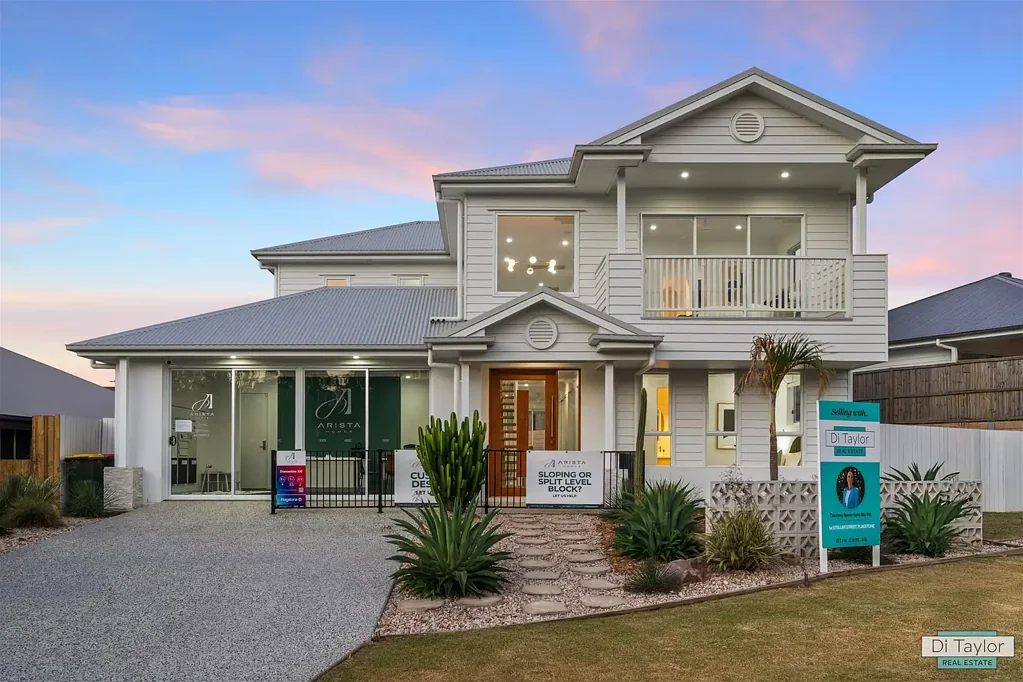 Flagstone 4chambre Property Preview - Be the envy of all your friends and family with this show-stopping home!