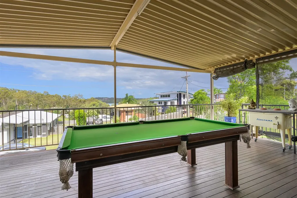 Boyne Island 3房  Gorgeous Family Home with Pool, Shed, Solar & Water Views!