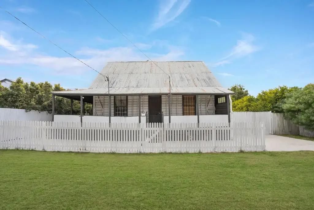 Basin Pocket 5Kwarto Gothic Character Renovator on 809m² – Exceptional Value at $680,000
