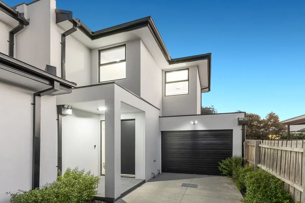 Oakleigh South 4房 自然光充沛 起居用餐一体 高端电器厨房 豪华主卧套间 全瓷砖卫浴 时尚浴室 学习角化妆间 暖气空调 优越学区 地段便利 Designer Brilliance & Quality In Low-maintenance Setting