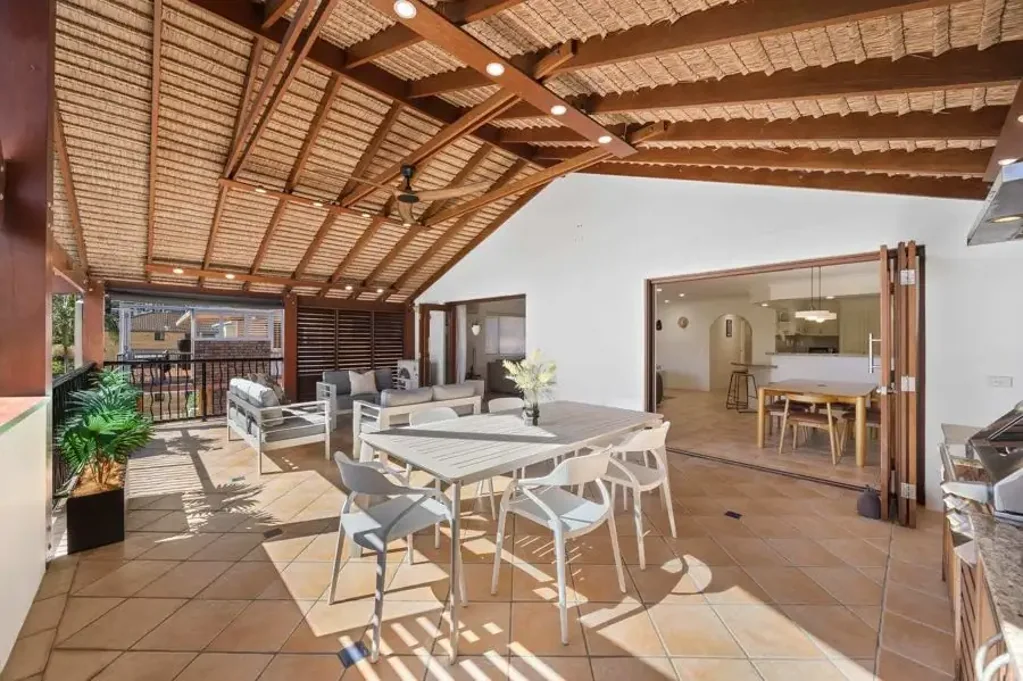 Broadbeach 3房  ENTIRE TOP FLOOR - HOUSE SIZED 278M2 - HUGE OUTDOOR ENTERTAINING - BOUTIQUE BUILDING OF ONLY 5