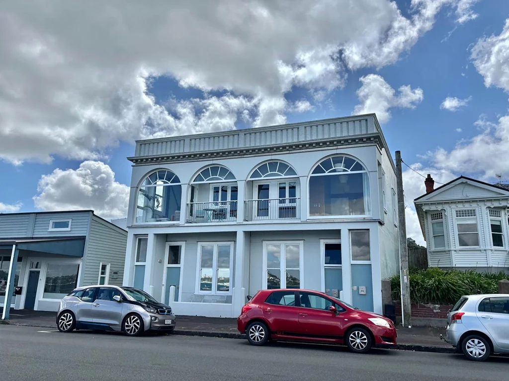 Coastal Charm & Modern Comfort – Wake Up to Br...