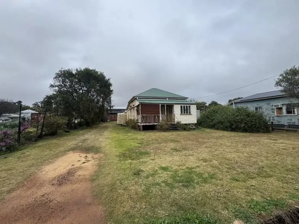 Kumbia 3ห้องนอน Renovate & Reap the Rewards.  Quaint 3 bedroom workers cottage in Kumbia.