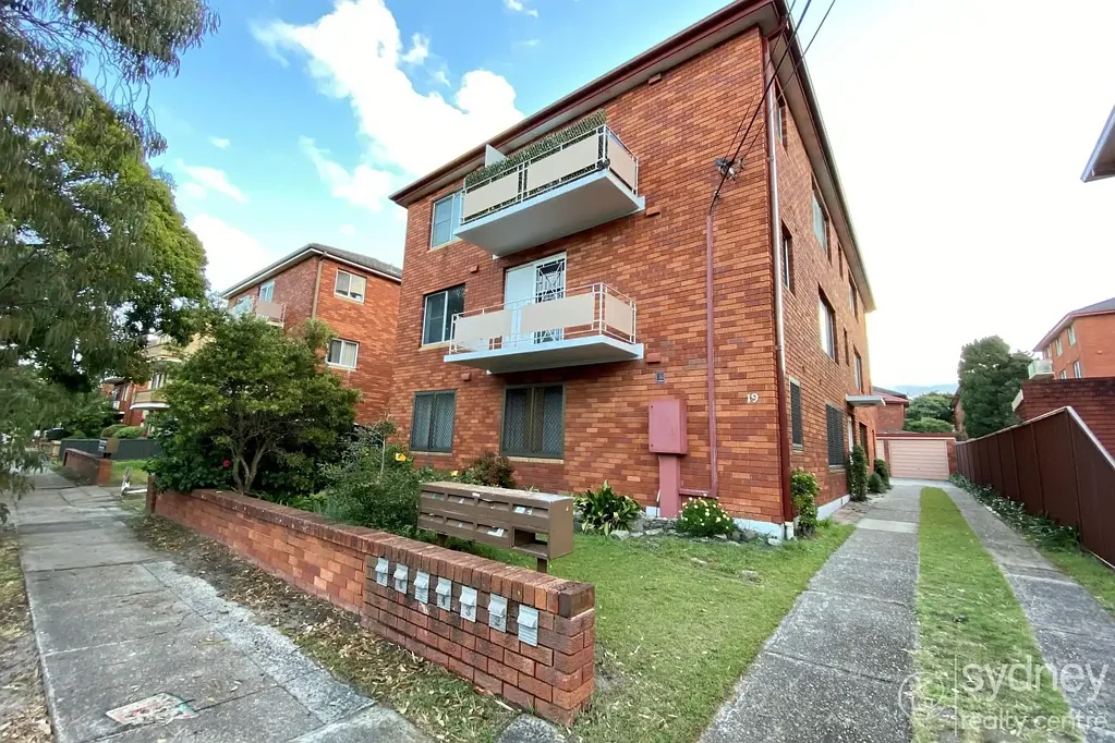 Bright 3 Bedroom Apartment + Lock-Up Garage