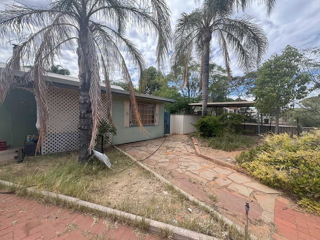 Norseman 3ਬੈੱਡਰੂਮ 3 Bedroom 1 bathroom with tenant!