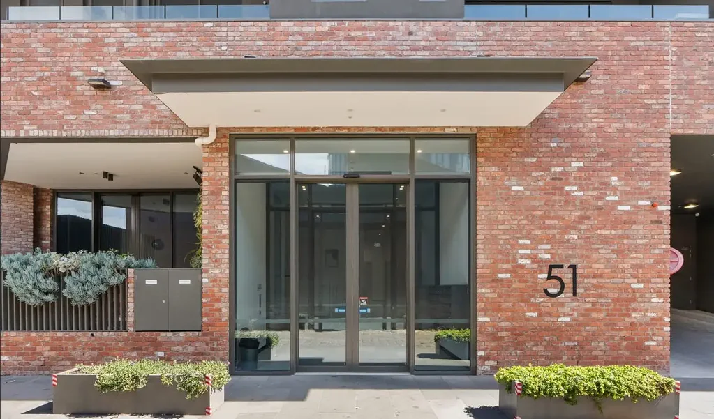Modern 2-Bedroom Apartment in Prime South Melbourne Location