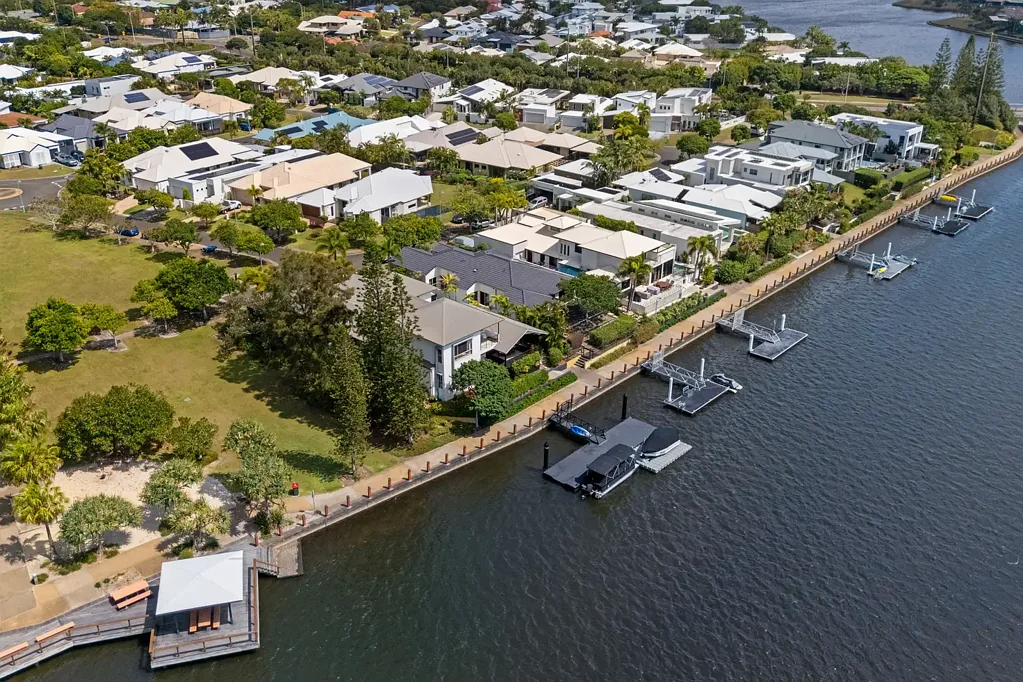 Parrearra 5房  Book your private inspection of this Waterfront Family entertainer.