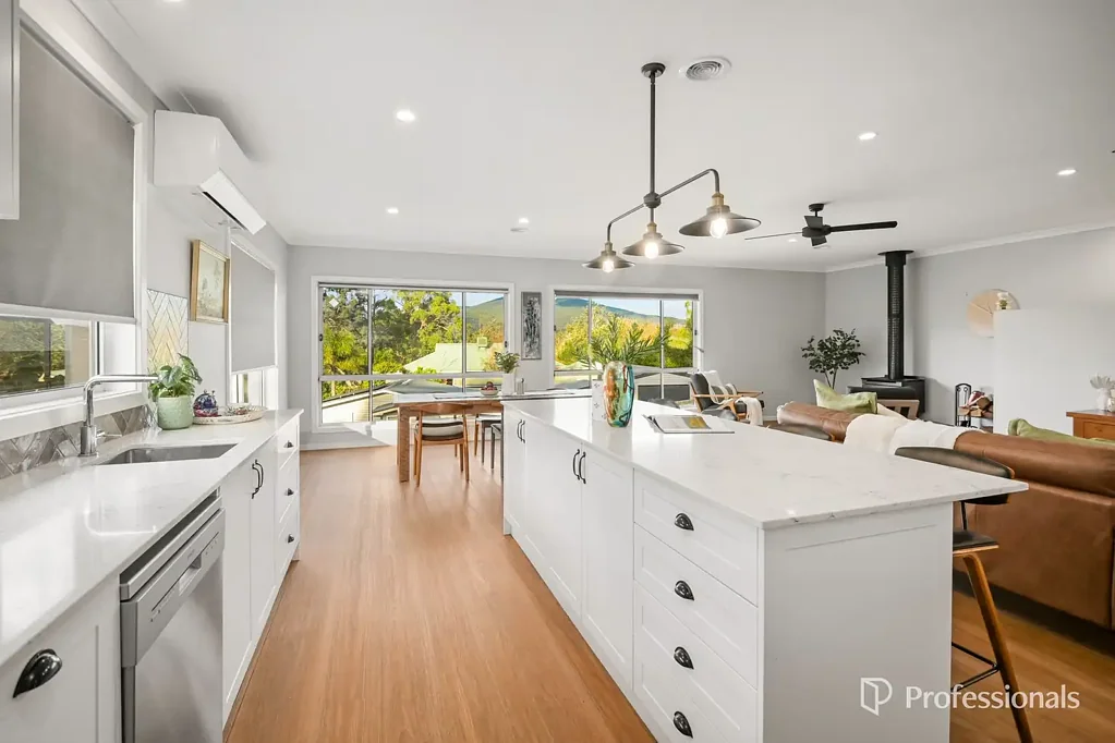 Yarra Junction 3房  ELEVATED FAMILY LIVING WITH VALLEY VIEWS