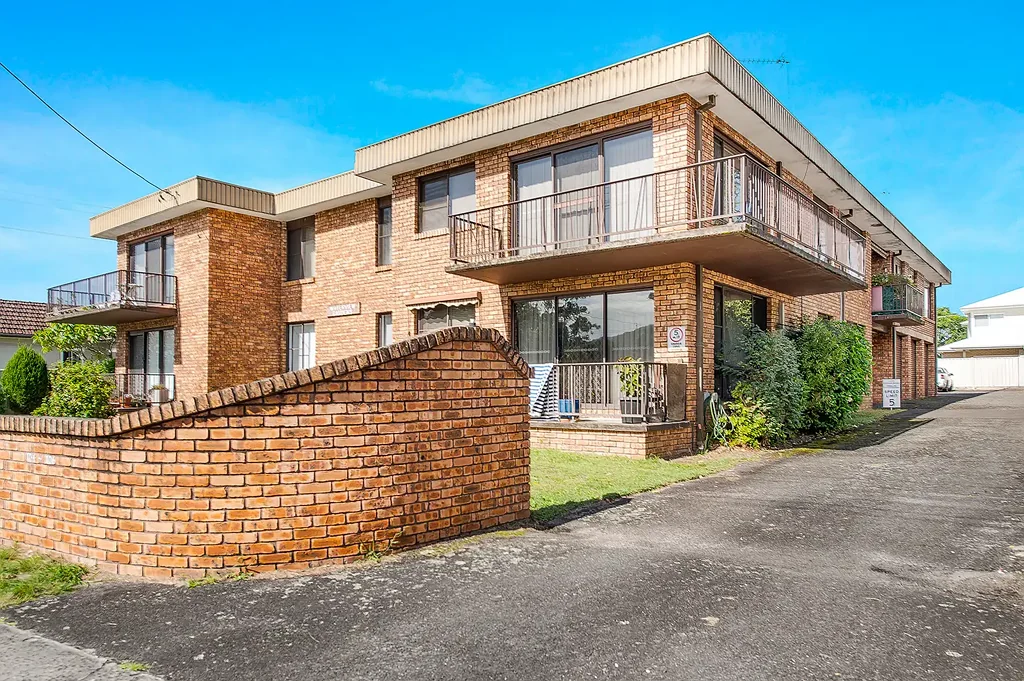 Woy Woy 2 Bedroom Spacious Full Brick Apartment – Commuter's Dream