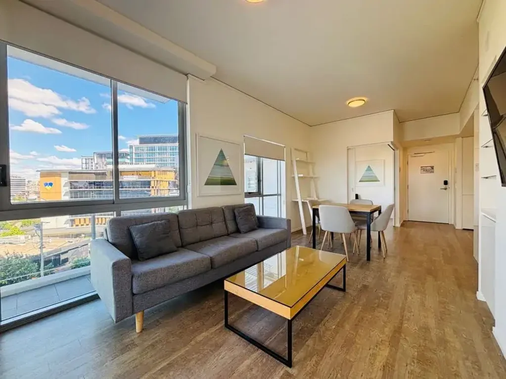 6th Floor Rental, Fully Furnished on North East Corner!