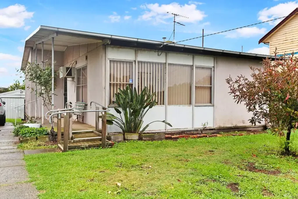 Laverton 3房 610㎡广阔土地 毗邻溪流环境 步行火车站 学区房近便 交通便捷潜力大 周边绿意环绕 Massive Landholding with Development Opportunities (STCA)