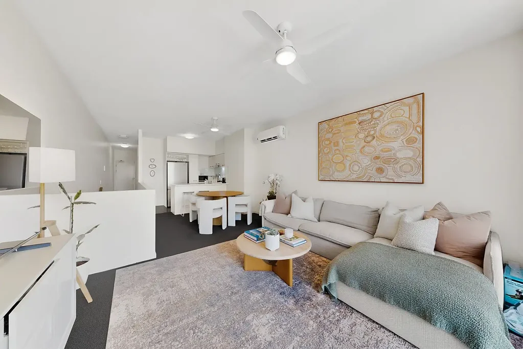 Bulimba 2房 海滨瑰宝 顶层2卧 公共交通便捷 阳台俯瞰 主卧带阳台 洗碗机抽屉式 开放式客厅 空调舒适 FOB安全 对讲系统 专用室内车位 Beautiful air-conditioned 2 bedroom unit for sale in popular Bulimba