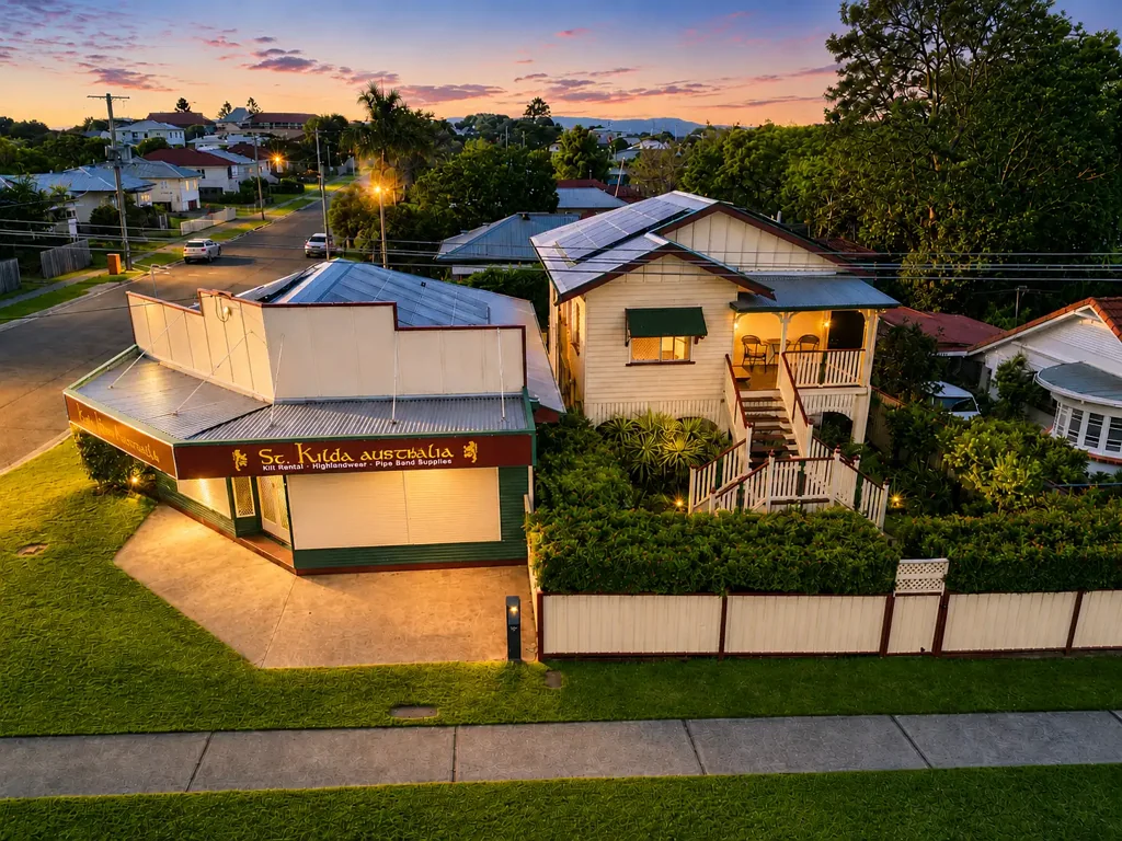 Booval 4部屋 Character-Filled Queenslander with Commercial Potential