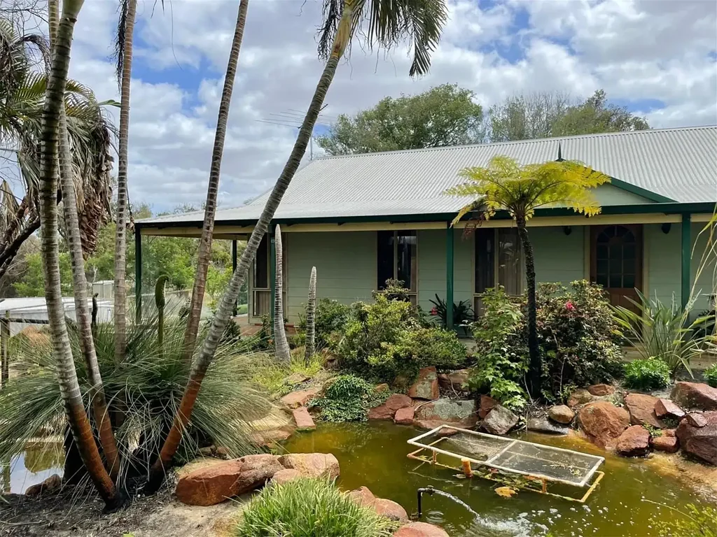 Quaint home situated on a lifestyle property