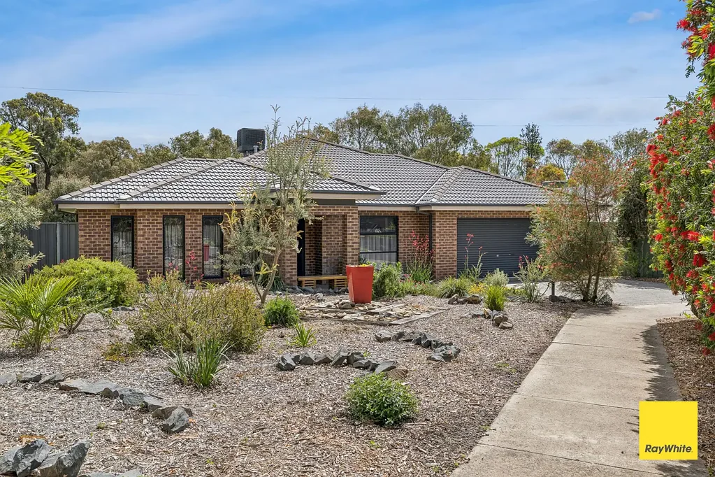 Golden Square 5ਬੈੱਡਰੂਮ Stunning Family Oasis on Nearly Half an Acre with Bushland Backdrop