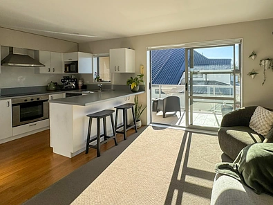 Sunny Two Bedroom Apartment with two allocated carparks